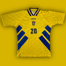 Carica l&#39;immagine nel visualizzatore di Gallery, vintage Adidas Sweden 20 1994 home jersey {M}
