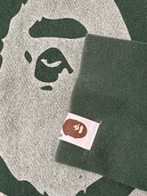 Carregar imagem no visualizador da galeria, vintage BAPE a bathing ape hoodie {M}
