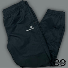 Load image into Gallery viewer, black Sergio Tacchini trackpants {L}
