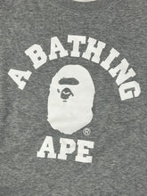 Carregar imagem no visualizador da galeria, vintage BAPE a bathing ape sweater {S}
