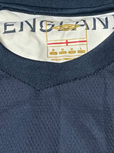 Carregar imagem no visualizador da galeria, vintage Umbro England trainingsjersey {L}
