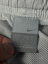 Load image into Gallery viewer, vintage Nike shorts {L}
