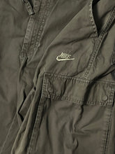 Carregar imagem no visualizador da galeria, vintage Nike cargo-shorts {M}
