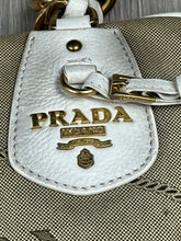 Lade das Bild in den Galerie-Viewer, vintage Prada Milano slingbag
