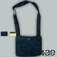 Lade das Bild in den Galerie-Viewer, vintage Prada slingbag + cards
