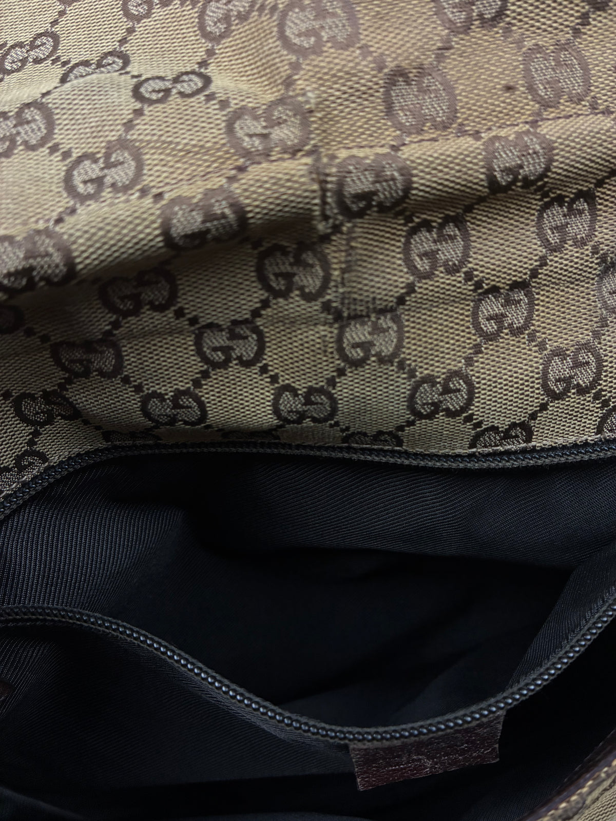 vintage Gucci slingbag