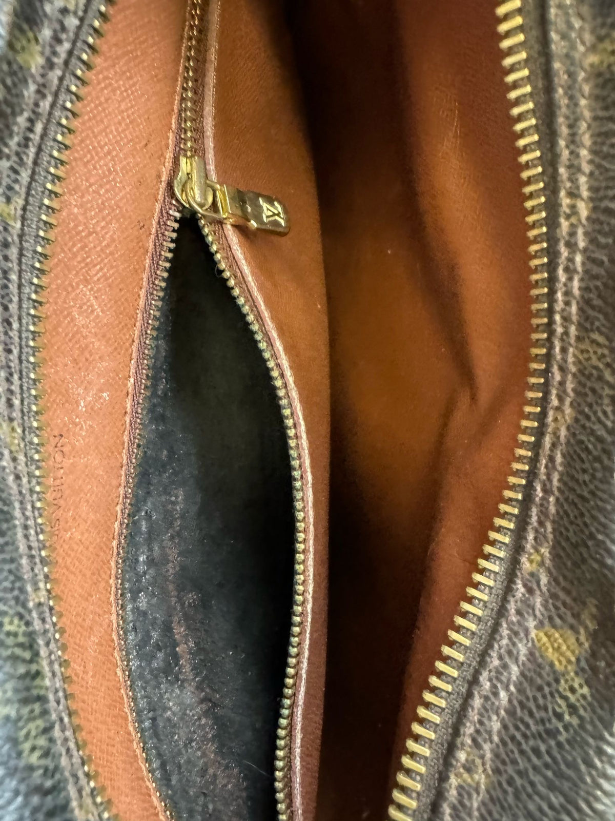 vintage Louis Vuitton slingbag
