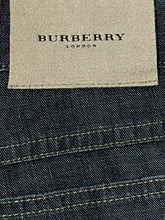 Lade das Bild in den Galerie-Viewer, vintage Burberry jeans {L-XL}

