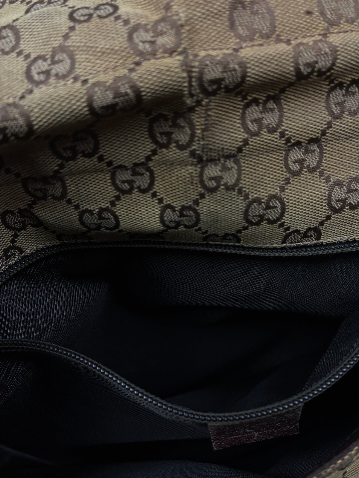 vintage Gucci slingbag