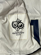 Cargar imagen en el visor de la galería, vintage Umbro England OWEN10 2006 home jersey {M}
