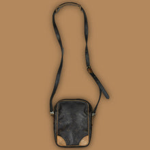 Carregar imagem no visualizador da galeria, vintage Louis Vuitton slingbag
