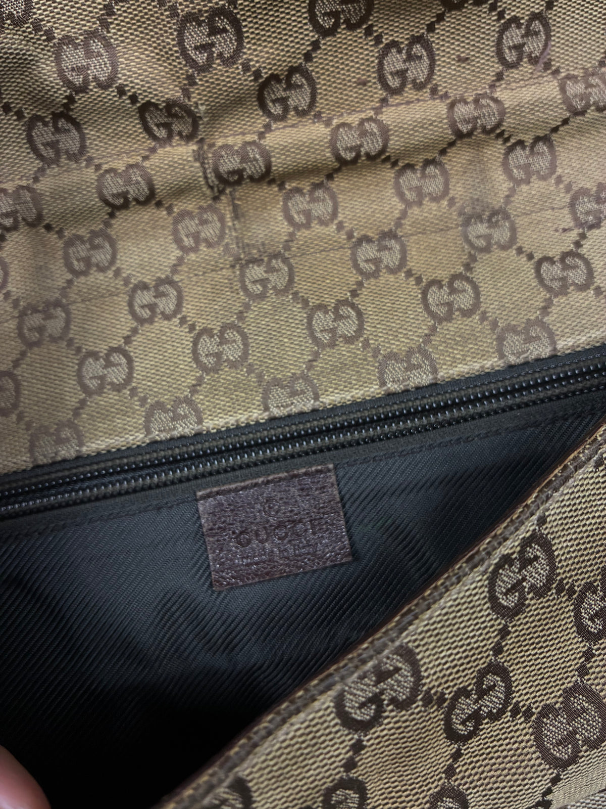 vintage Gucci slingbag