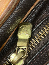 Lade das Bild in den Galerie-Viewer, vintage Louis Vuitton slingbag
