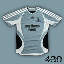 Lade das Bild in den Galerie-Viewer, vintage Adidas Newcastle United trainingjersey {XS}
