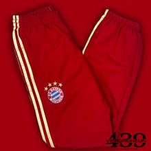 Cargar imagen en el visor de la galería, vintage Adidas Fc Bayern Munich trackpants {XS}
