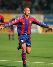 Lade das Bild in den Galerie-Viewer, vintage Kappa Fc Barcelona RONALDO9 1995-1996 home jersey {M}
