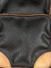 Carregar imagem no visualizador da galeria, vintage Louis Vuitton slingbag
