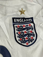 Carregar imagem no visualizador da galeria, vintage Umbro England OWEN10 2006 home jersey {M}
