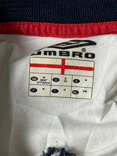 Carica l&#39;immagine nel visualizzatore di Gallery, vintage Umbro England 2002 home jersey {L}
