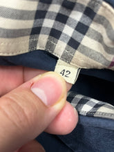 Cargar imagen en el visor de la galería, vintage Burberry shirt {M}
