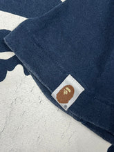 Cargar imagen en el visor de la galería, vintage BAPE a bathing ape t-shirt {M}
