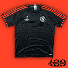 Load image into Gallery viewer, black Adidas Manchester United trainingjersey {M}
