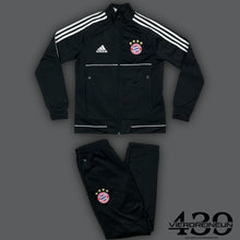 Carica l&#39;immagine nel visualizzatore di Gallery, vintage Adidas Fc Bayern Munich tracksuit {XS}
