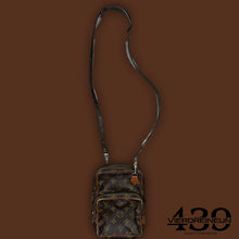 Load image into Gallery viewer, vintage Louis Vuitton slingbag
