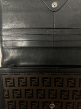Cargar imagen en el visor de la galería, vintage Fendi wallet
