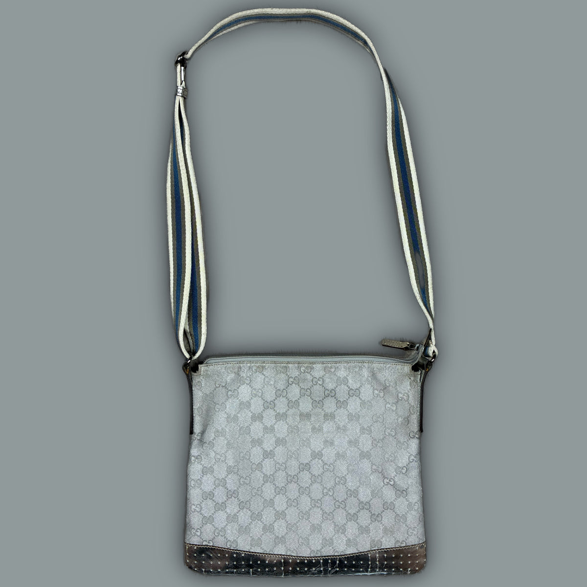 vintage Gucci slingbag