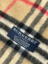 Lade das Bild in den Galerie-Viewer, vintage Burberry scarf
