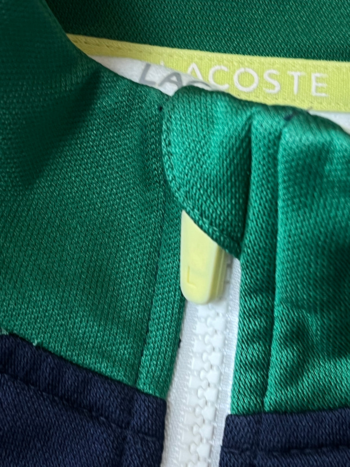 white Lacoste trackjacket {M}