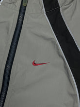 Cargar imagen en el visor de la galería, vintage Nike reflective windbreaker {L}

