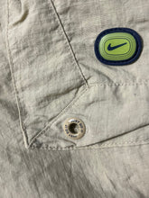 Carregar imagem no visualizador da galeria, vintage Nike cargo-shorts {M}
