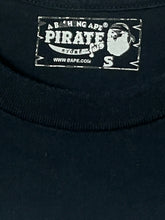 Cargar imagen en el visor de la galería, vintage BAPE a bathing ape t-shirt pirate {S}
