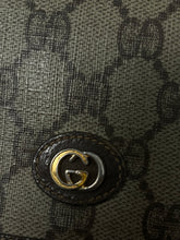 Carica l&#39;immagine nel visualizzatore di Gallery, vintage Gucci wallet
