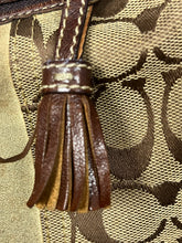 Carregar imagem no visualizador da galeria, vintage COACH slingbag
