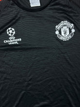 Lade das Bild in den Galerie-Viewer, black Adidas Manchester United trainingjersey {M}
