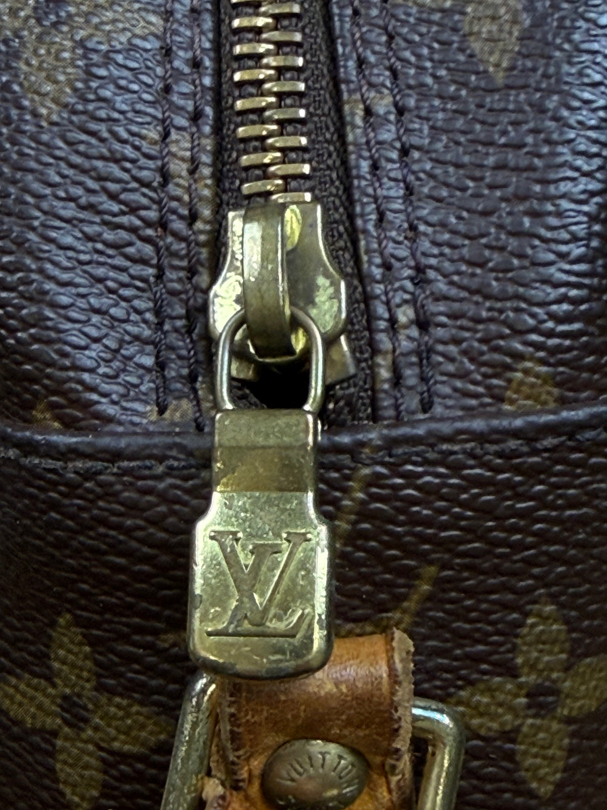 vintage Louis Vuitton slingbag