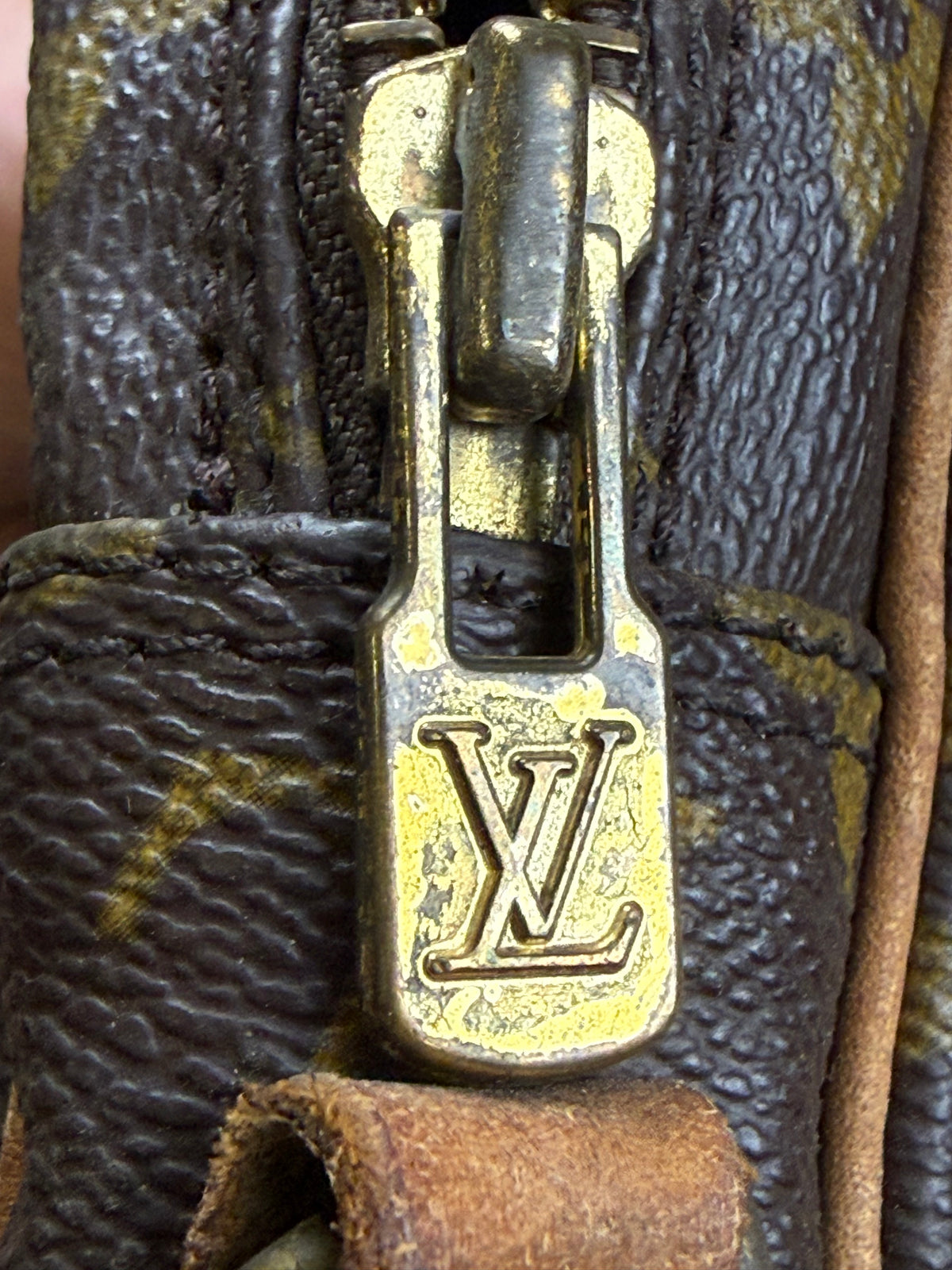 vintage Louis Vuitton slingbag