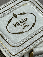 Carregar imagem no visualizador da galeria, vintage Prada Milano slingbag
