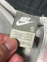 Load image into Gallery viewer, vintage Nike trackpants {S}
