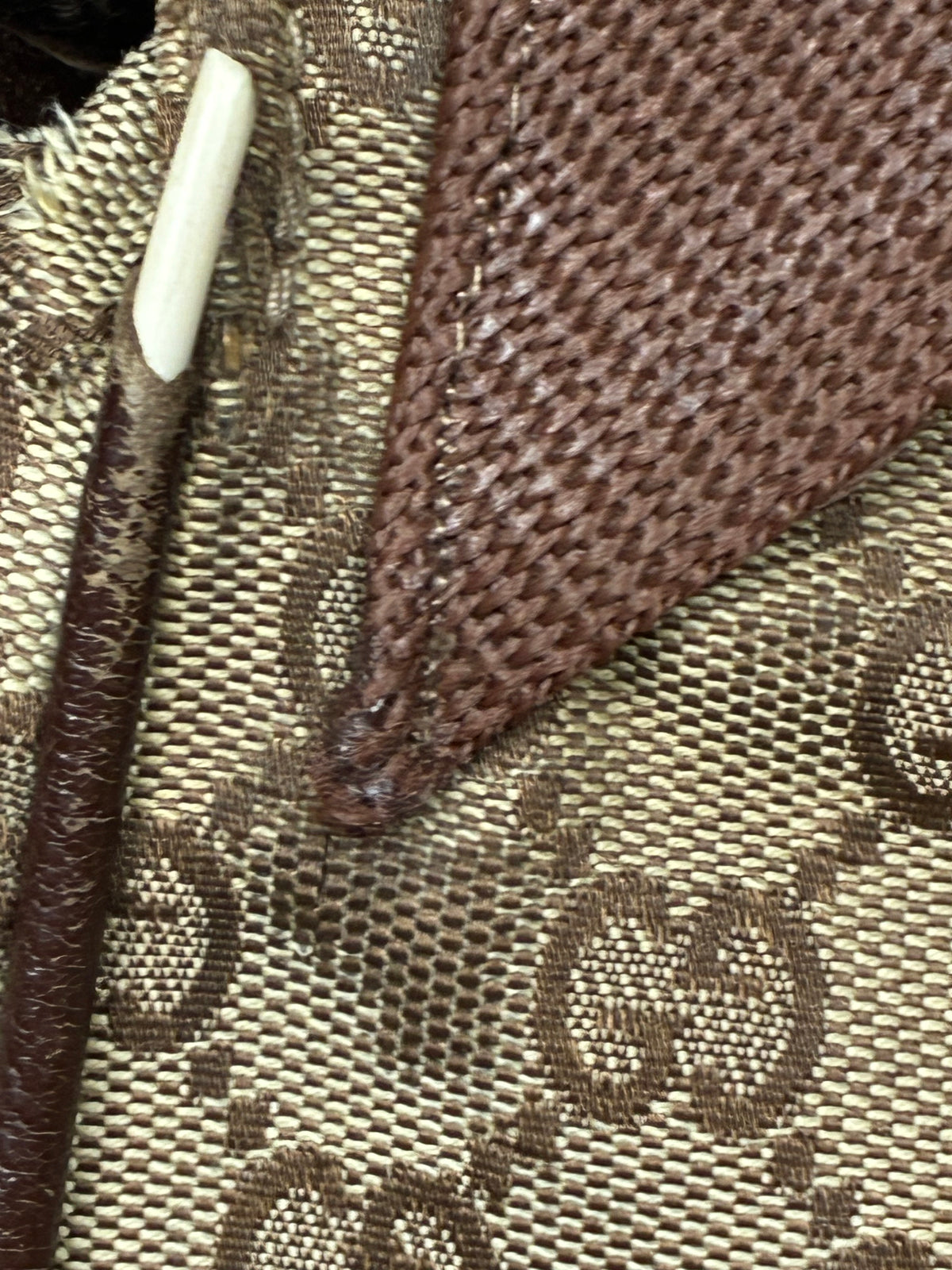 vintage Gucci slingbag