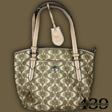 Load image into Gallery viewer, vintage COACH shoulderbag
