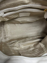 Lade das Bild in den Galerie-Viewer, vintage Prada Milano slingbag
