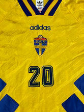 Φόρτωση εικόνας στο εργαλείο προβολής Συλλογής, vintage Adidas Sweden 20 1994 home jersey {M}
