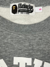 Cargar imagen en el visor de la galería, vintage BAPE a bathing ape sweater {S}
