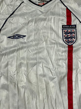 Carica l&#39;immagine nel visualizzatore di Gallery, vintage Umbro England 2002 home jersey {L}
