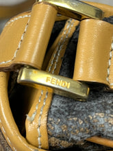 Carregar imagem no visualizador da galeria, vintage Fendi slingbag
