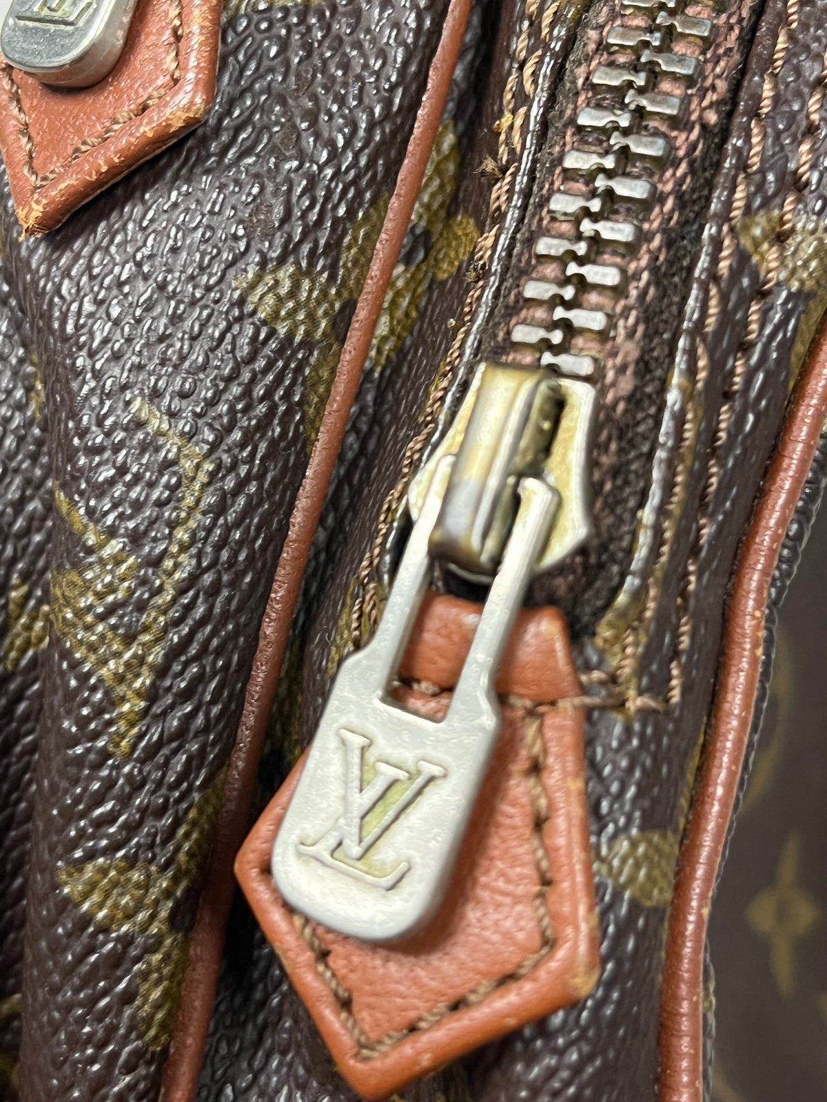 vintage Louis Vuitton slingbag